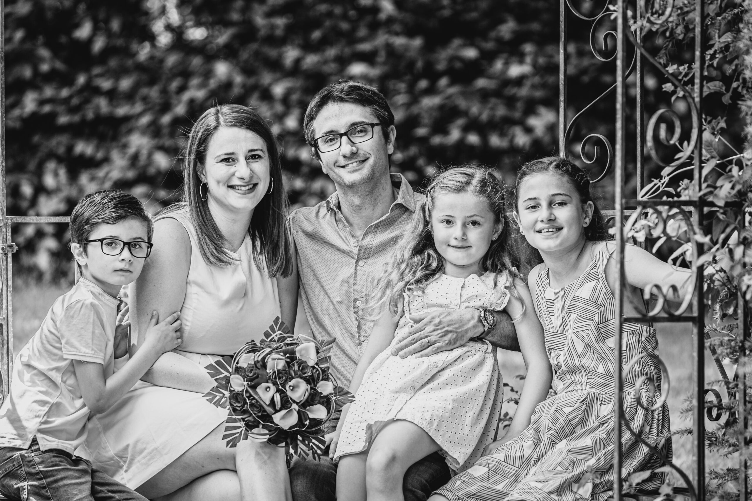 famille magnifique noir et blanc Normandie, photographe famille jardins du pays d'auge