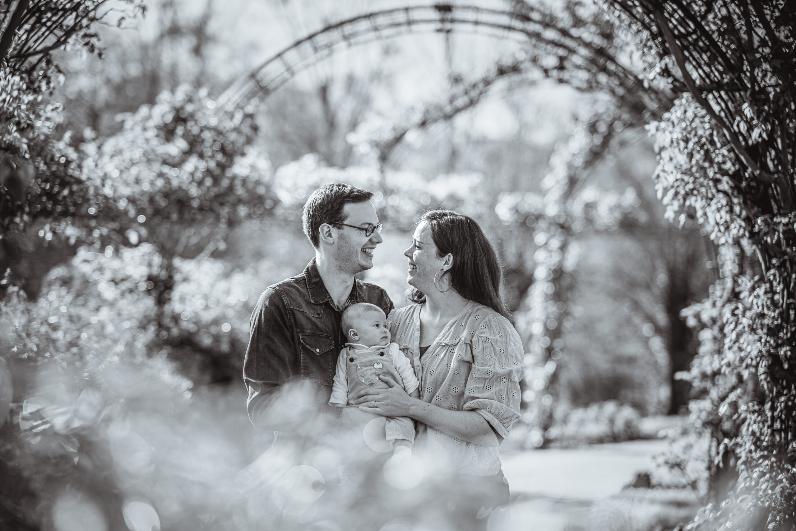 Couple avec un enfant roseraie, photographe familial Caen Normandie Verson