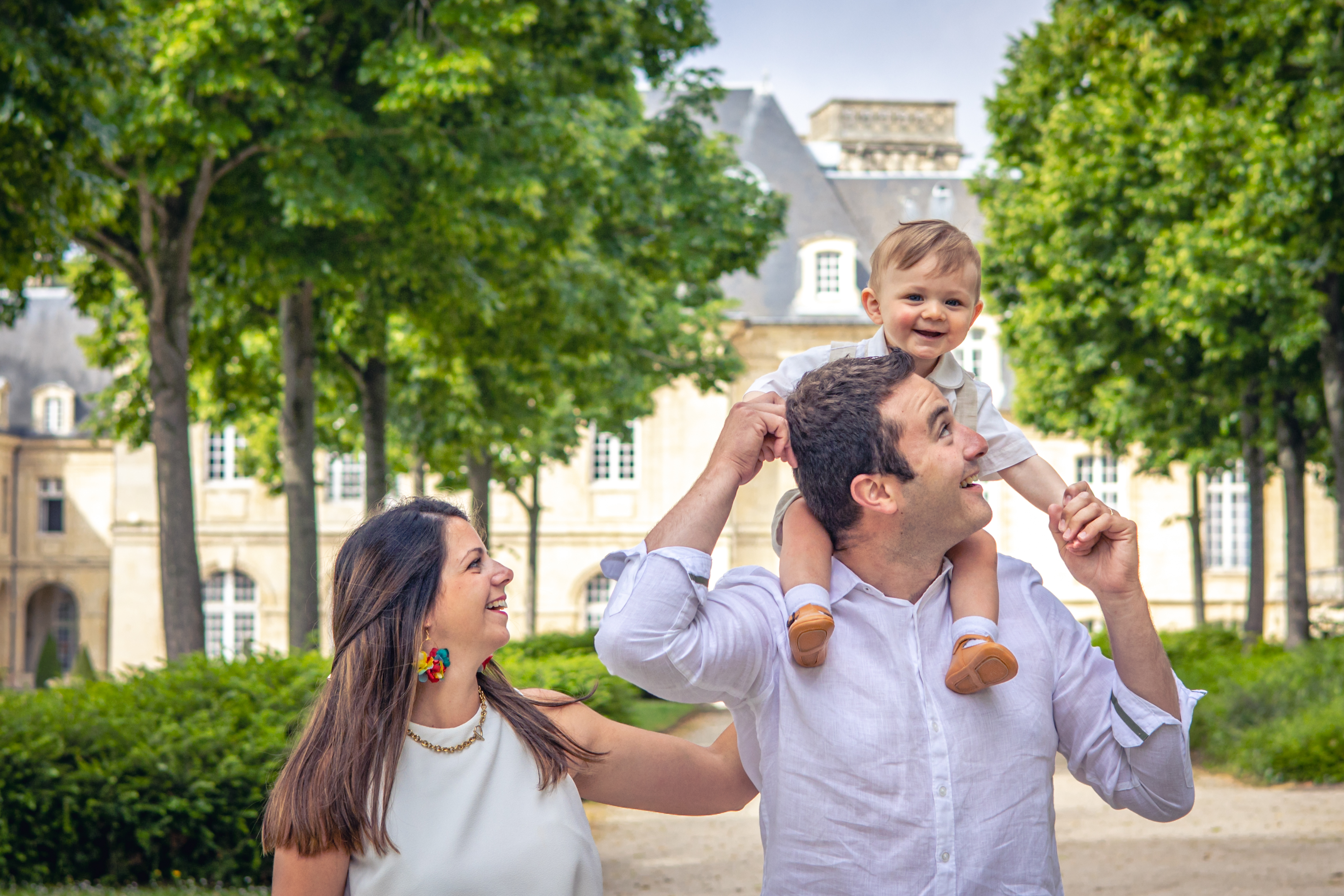 couple heureux enfant Normandie, photographe famille Abbaye aux dames Caen