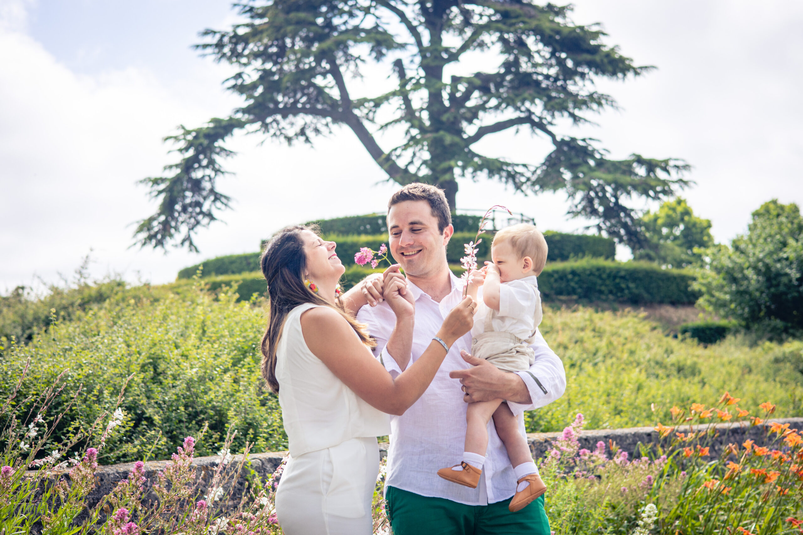 Couple avec un enfant grand cèdre Caen, photographe famille joyeuse Caen Normandie