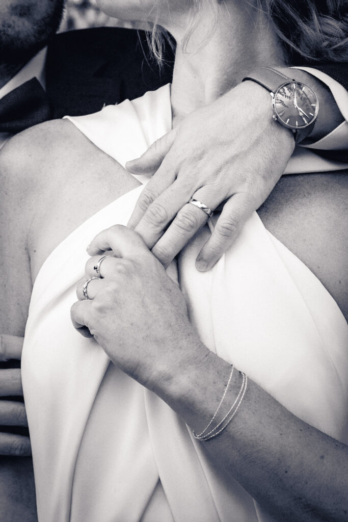 main sur poitrine mariage couple