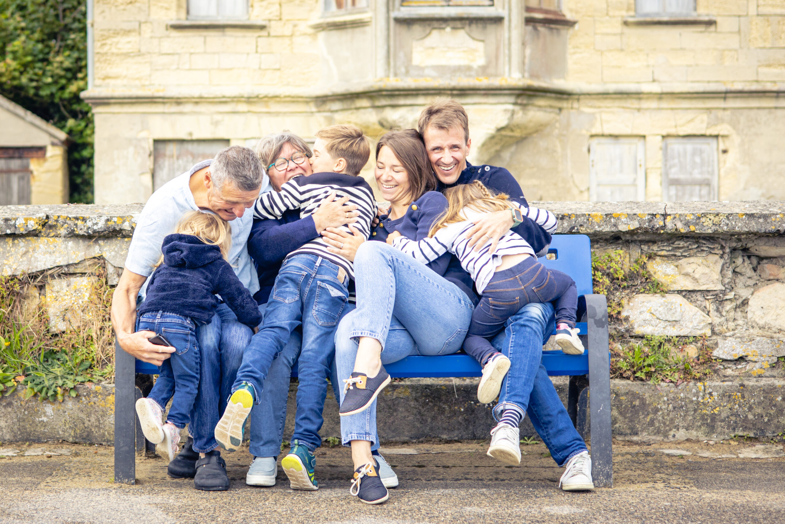 Famille sur un banc, photographe Normandie lion sur mer