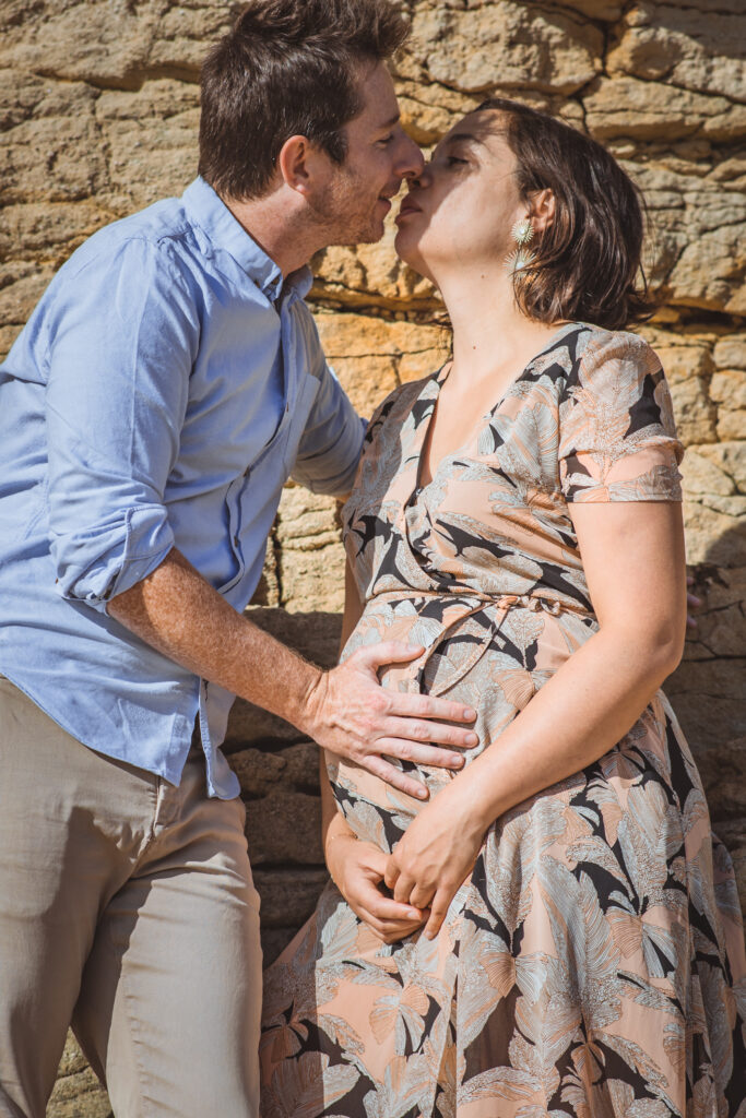 photo de couple attendant un enfant entre les rochers