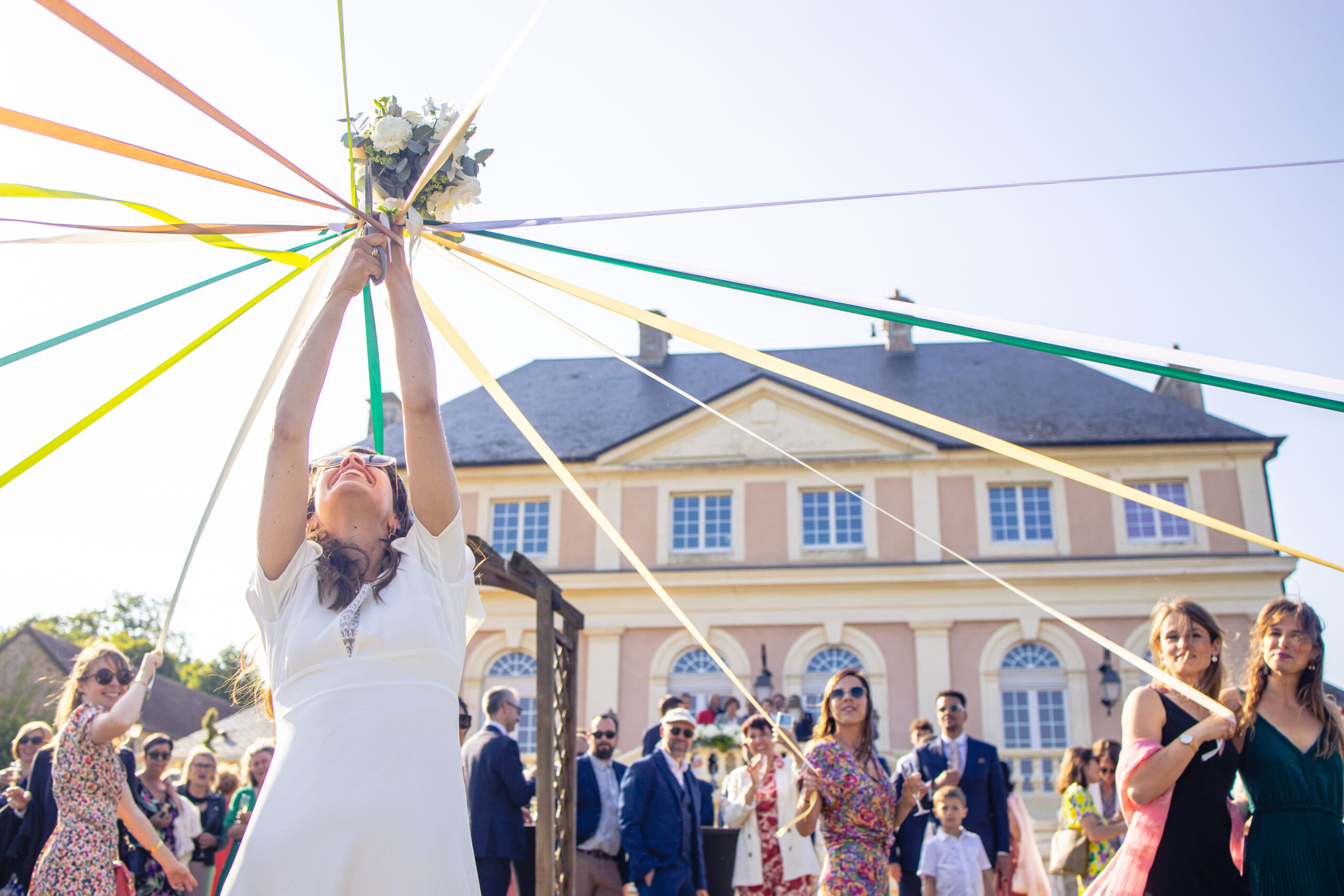 mariage bouquet ruban devant le château