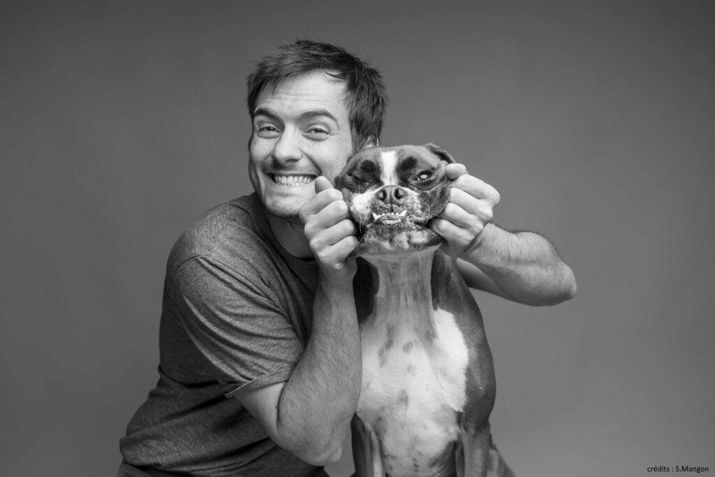 chien boxer et son maitre, photographe animalier Normandie photographe chien photographe chat