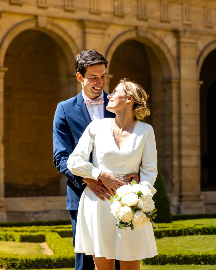 Jeunes mariés souriants à la mairie de caen, photographe mariage normandie