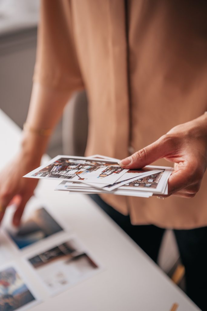 Photos imprimées posées sur une table